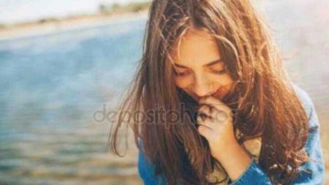 Utangaç sevimli minyon yaşça küçük bir kız nasil?