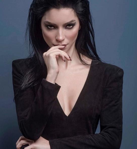 Elçin Sangu, yeni dizisinde vampir olacak. "Yaşamayanlar" adlı yerli vampir dizisi sizce tutar mı?
