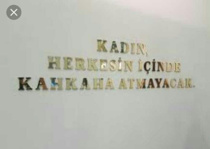 Kadin herkesin icinde kahkaha atmamali değil mi ??