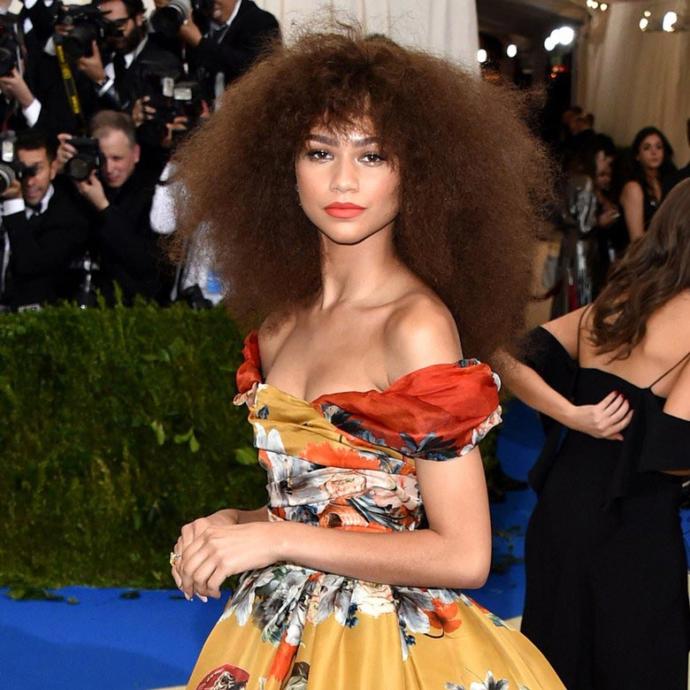 Zendaya'nın güzellik tüyosu peruk saçlar! Her gün farklı bir saç modeli ve rengi kullanmak ister miydiniz?