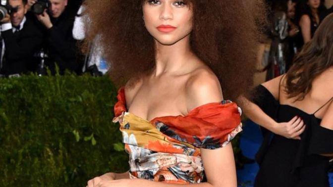 Zendaya'nın güzellik tüyosu peruk saçlar! Her gün farklı bir saç modeli ve rengi kullanmak ister miydiniz?