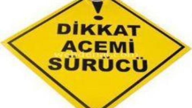 Arabama acemi sürücü stickeri yapıştırmalı mıyım?