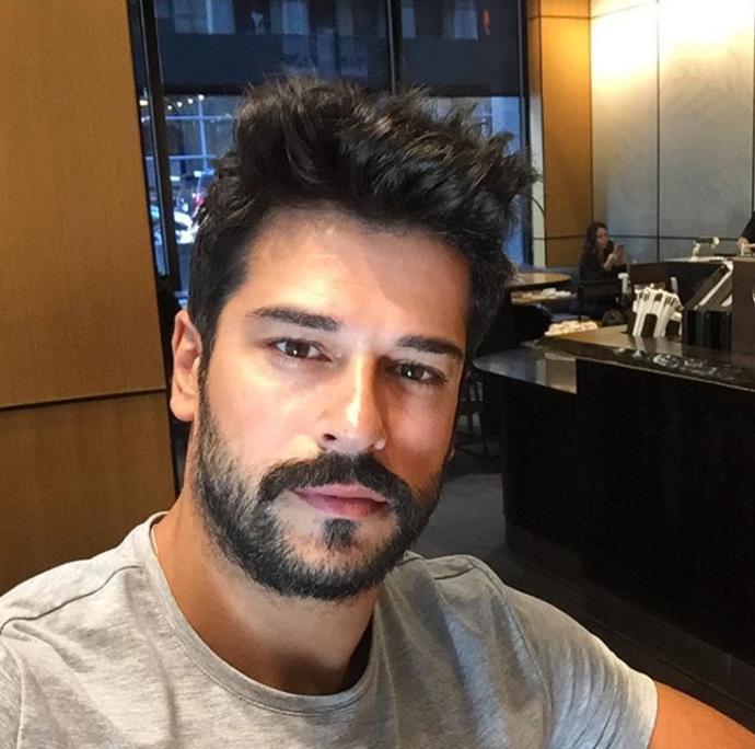 Burak Özcivit ve ya Onun gibi yakisikli birisiyle tanissaniz, fakat „Cok akilli“ olmasa napardiniz 😄 ?