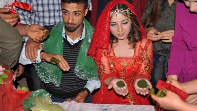 Kına gecesine gelinin yanında damat katılmalı mı?
