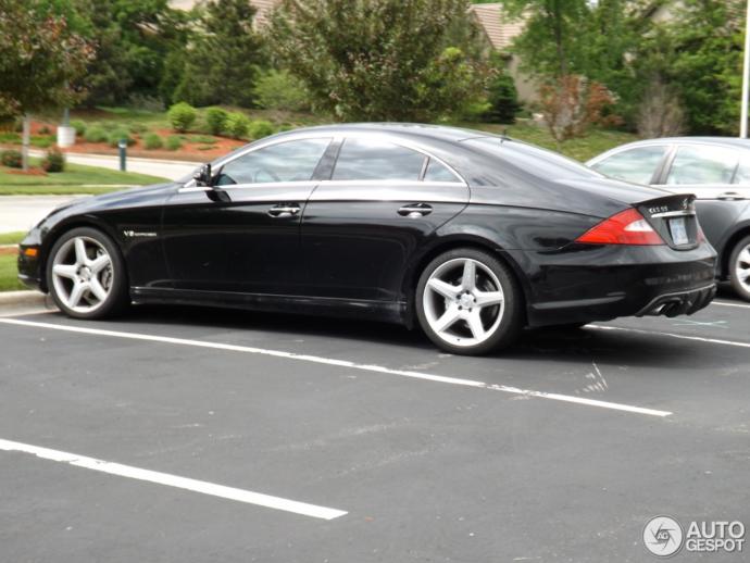 Sizce Mercedes CLS 55 AMG mi daha yırtıcı? Yoksa BMW M5 E60 mı daha yırtıcı?