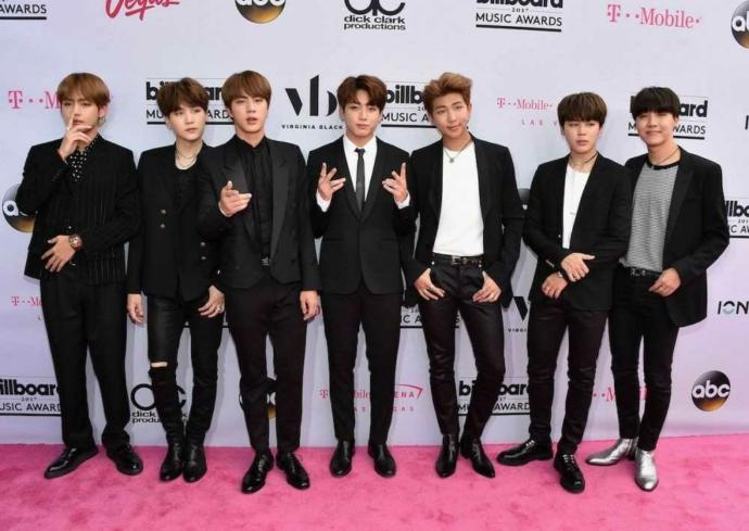 BTS den en sempatikli yakisikli erkeği seciyoruuz???