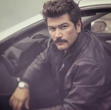 Böyle bıyık bırakmak istiyorum lakin bıyığım böyle çıkmıyor ince cemaat bıyığı çıkıyor, peruk bıyık akşam olur mu sizce?