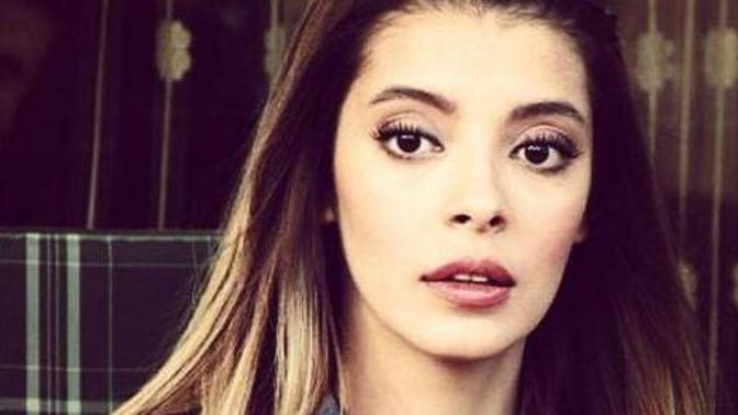 Hande Erçel'in gözleri mi daha iri yoksa Selin Şekerci'nin ki mi?
