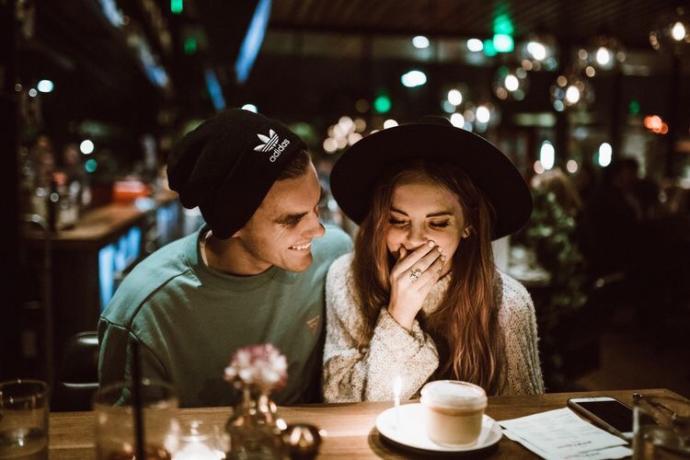 Eşiniz her ortamda sizin ne kadar sexy olduğunuzdan bahsetse hoşunua gider mi?