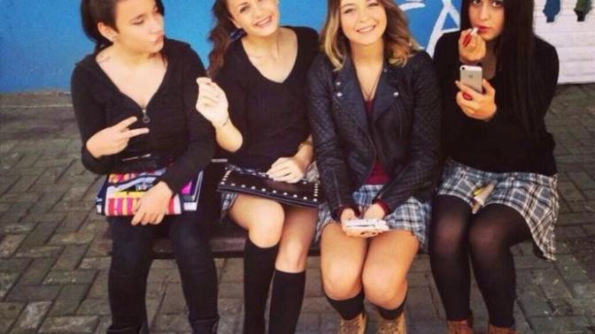 Kızlar, lisede okul eteğiniz de dahil giyiminizde genel olarak ne gibi değişiklikler olmaya başlamıştı?