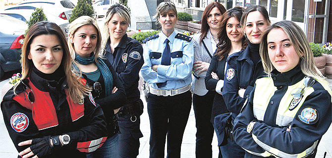 Kızlar, Sizde Üniforma Severmisiniz, Asker ya da Polis Olmak İstermiydiniz?