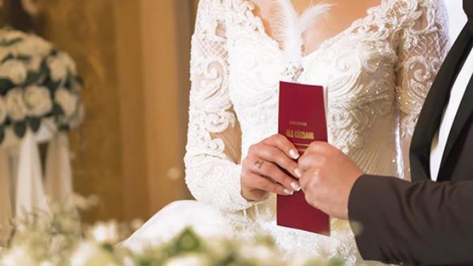 Resmi nikah düğünden önce mi yapılmalı, yoksa düğün günü salonda davetlilerin önünde mi yapılmalı?