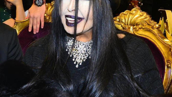 Bülent Ersoy’un bu makyajı 4 saat sürmüş, gotik makyajıymış, sizce nasıl görünüyor?