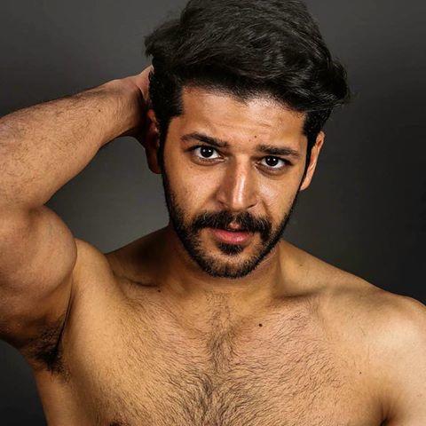 Model/aktör Emre Kıvılcım bu fotoğraflardan hangisinde daha karizmatik çıkmış?
