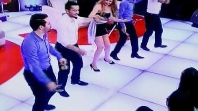 Televizyon seyrederken eşinizin Flash Tv'ye çıkıp halay çektiğini görseniz ne yaparsınız?