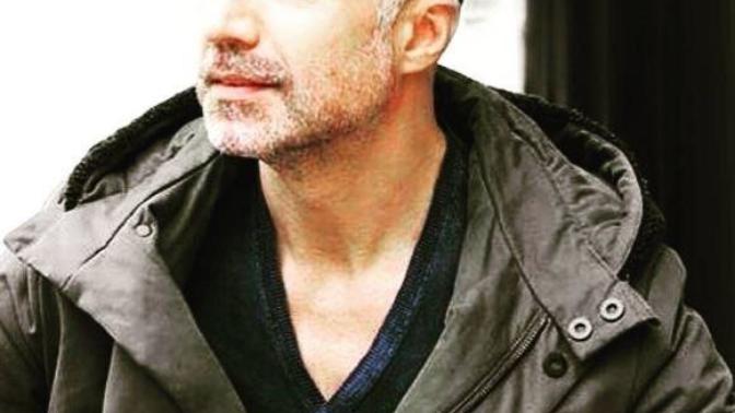 Sizce Özcan Deniz yakışıklı mı?