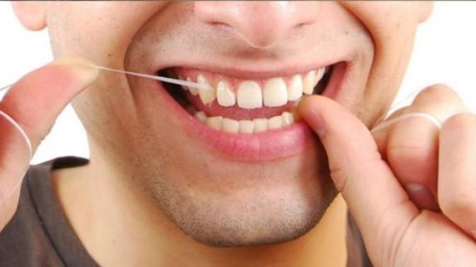 Cimriliğinden dolayı diş ipi yerine saçlarını kullanan sevgiliniz olsa ona tepki gösterir misiniz?