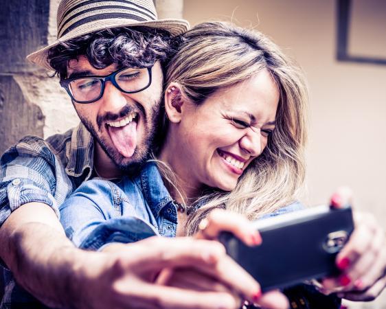Sosyal medya hesaplarınızda sevgilinizle fotoğraf paylaşır mısınız?