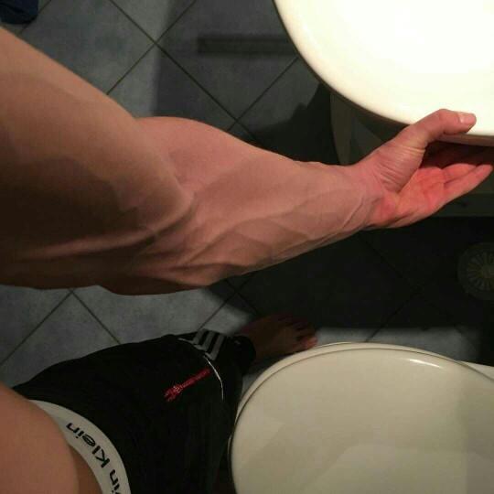Erkekte damarlı kol daha mı seksi duruyor??