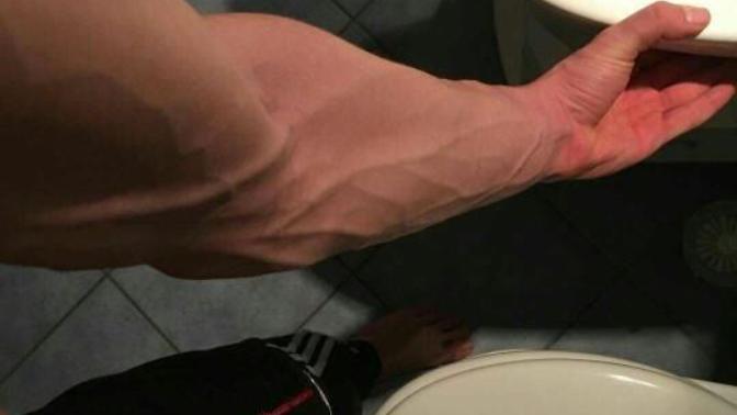 Erkekte damarlı kol daha mı seksi duruyor?