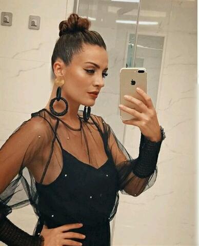 İrem Sak paylaştığı bu fotoğrafın altına ''Kendimi öpesim var'' notunu düşmüş.. Sizce kendisi güzel bir kadın mı ?