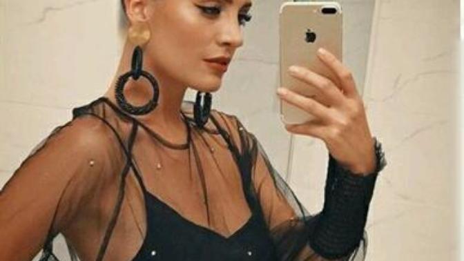 İrem Sak paylaştığı bu fotoğrafın altına ''Kendimi öpesim var'' notunu düşmüş.. Sizce kendisi güzel bir kadın mı?