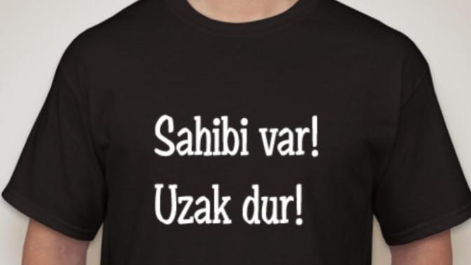 Arkadaşlarınız ile buluşacakken sevgiliniz, üzerinde "sevgilim var" yazan tişört giy dese giyer misiniz?