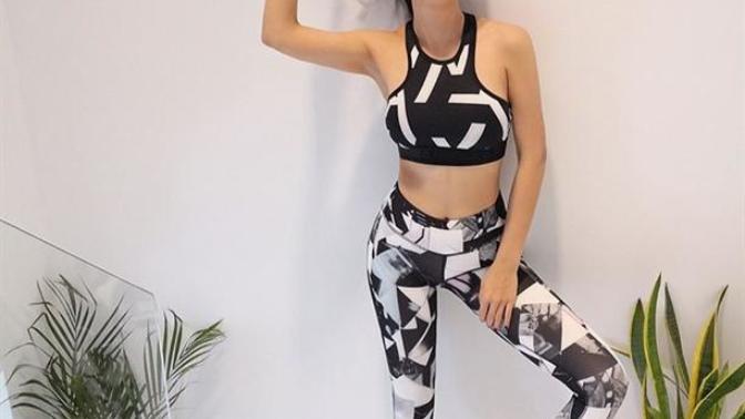 Taytlı fit vücuduyla Hazal Filiz Küçükköse sizce güzel bir kadın mı?