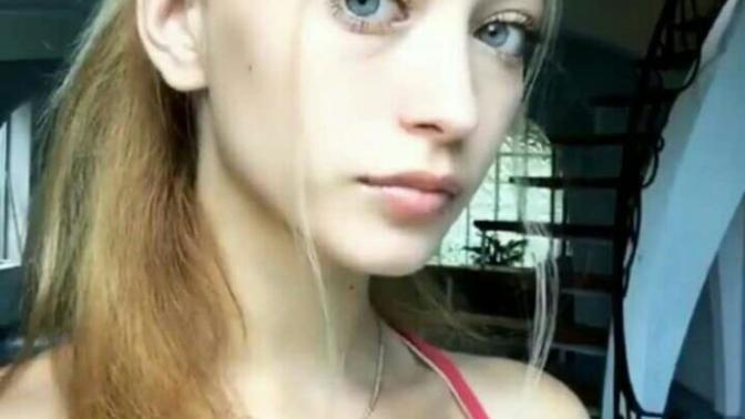 Beyaz tenli sarışın kızlar çok tatlı değil mi?