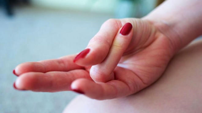Surya Mudra ile tek bir hareketle zayıflamak mümkün! Zayıflamak için böyle bir şeyi dener misiniz?