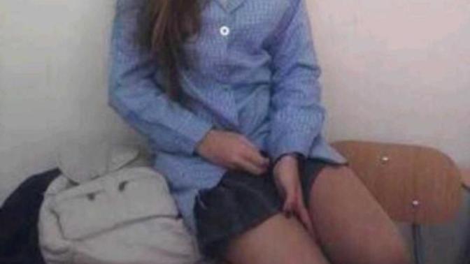 Kızlar, lisede etek mi giyiyorsunuz giydiniz? Pantolon mu? Etek giyenler altına çorap giyiyor musunuz? Hangisi daha şık sizce?