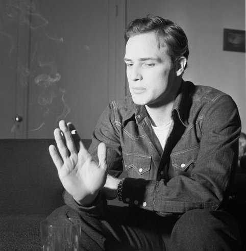Marlon Brando çok yakışıklı değil mi??