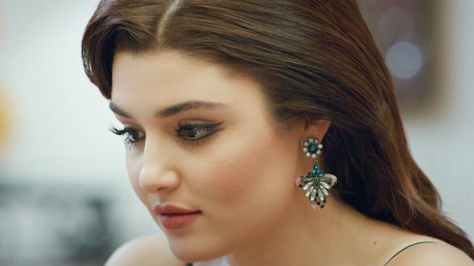 Hande Erçelin yüz yapısı?