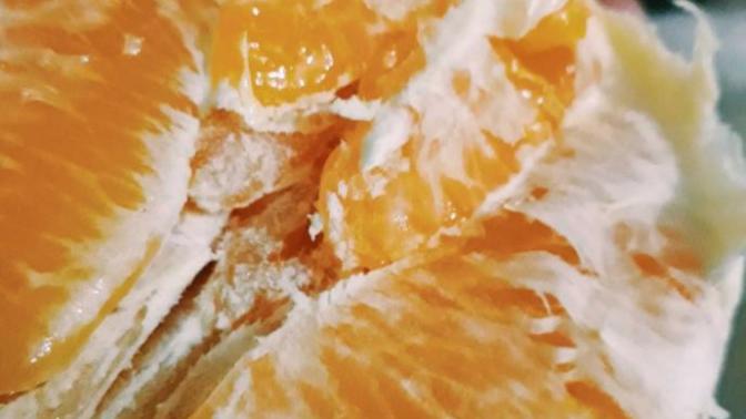 Portakalı soydum, başucuma koyayım mı?