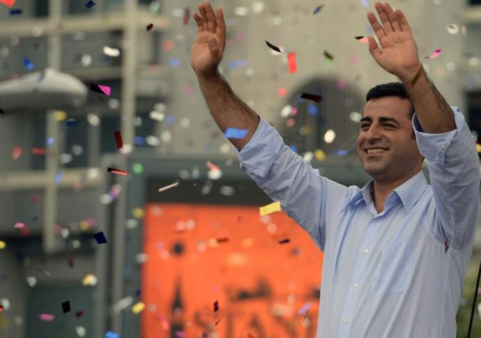 Türk siyaset tarihin en yakışıklı ve karizmatik lideri sizce bu isimlerden hangisi 😊?
