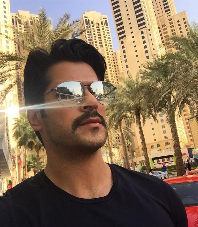 Sizce Burak Özçivit bıyıklarını boyuyor mu?