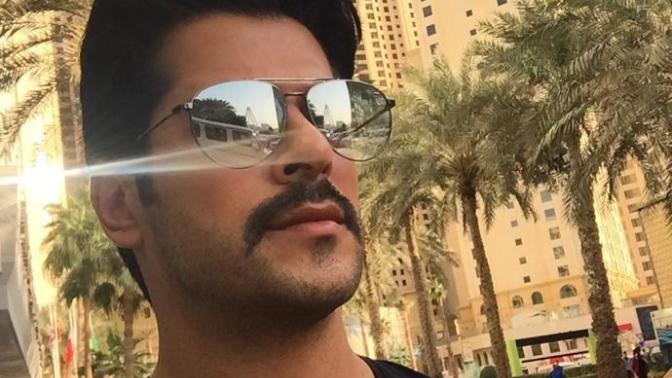Sizce Burak Özçivit bıyıklarını boyuyor mu?