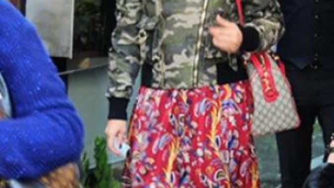 Demet Akalın üzerinde bir servet taşıyor. Bir Avm'de alışveriş yaparken görüntülenen Akalın'ın tarzını nasıl buldunuz?