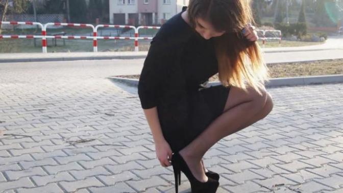 Elbise giydiğinizde çömelmek ayıp mı kızlar?