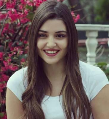 Hande Erçel renkli gözlü olsaydı daha güzel olur muydu?