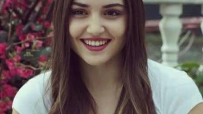 Hande Erçel renkli gözlü olsaydı daha güzel olur muydu?