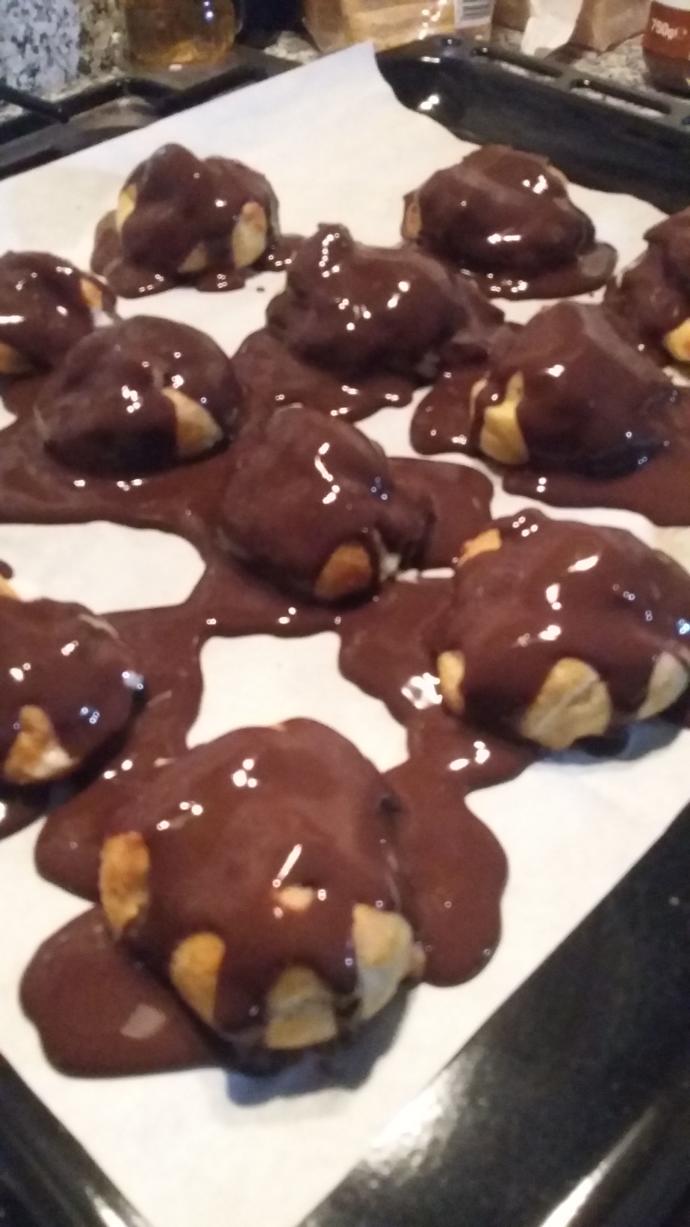 Çikolata sosunu ve profiterol kremasını nasıl değerlendirebilirim?
