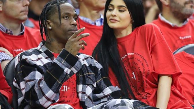 Kylie Jenner anne oldu! Ünlü yıldızın bu genç yaşında anne olması hakkında ne düşünüyorsunuz?
