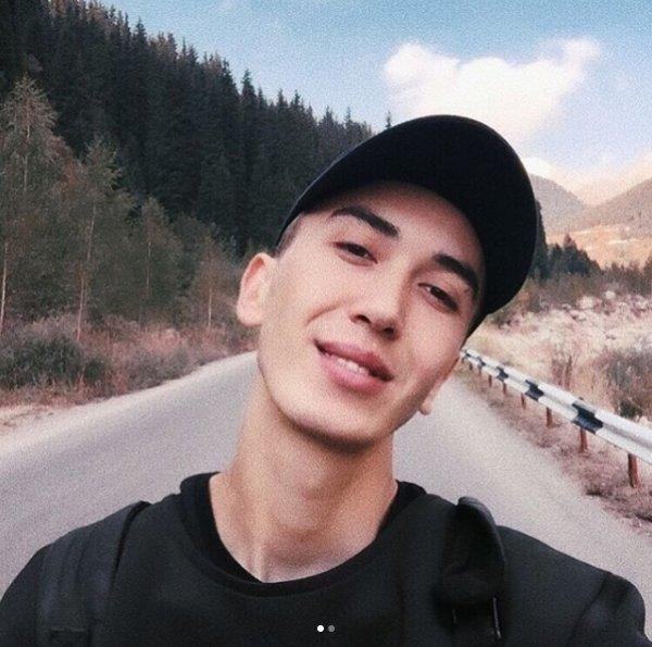 Kazakistan'da genç bir erkek, kadınların yarıştığı güzellik yarışmasında finale kaldı. Ne düşünüyorsunuz?