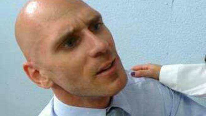 ( johnny sins ) Tanıyan  var mı kimdir bu kel kafalı adam mesleği nedir? 😂?