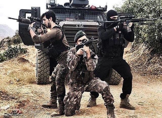 Kızlar, Askerle , Pöh ler Felan Çok karizmatk Değiller mi :D Aşşağıdaki Resimlere Bakın :) ?