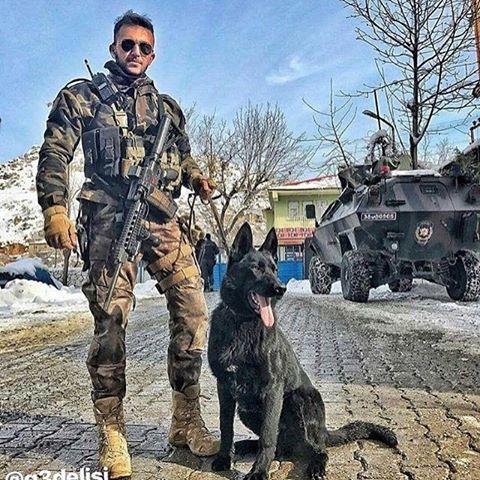 Kızlar, Askerle , Pöh ler Felan Çok karizmatk Değiller mi :D Aşşağıdaki Resimlere Bakın :) ?