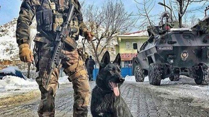 Kızlar, Askerle , Pöh ler Felan Çok karizmatk Değiller mi :D Aşşağıdaki Resimlere Bakın :) ?