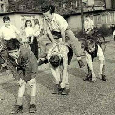 Oyunu sokakta oynayan son nesil 90'lar ailesi. Uyuyamayan var mı ?