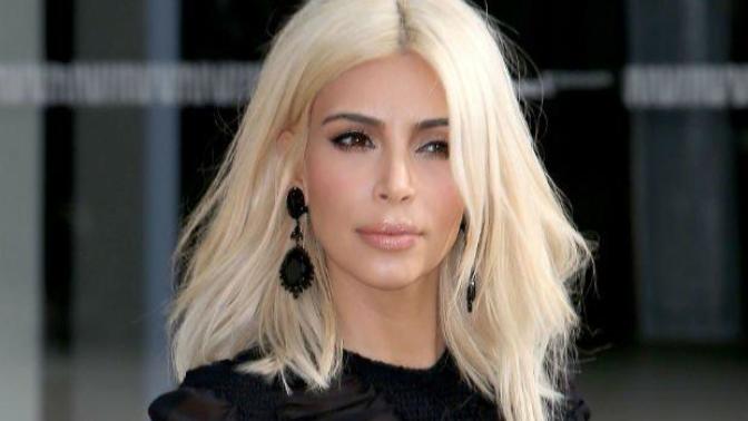 Kim Kardashian saçlarını sarı yaptığında eleştri yağmuruna tutulmuştu. Sizce esmer kadınlara sarı saç yakışmaz mı?